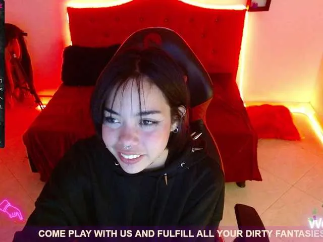 Live sex webcam photo for charlotte27 #275426375