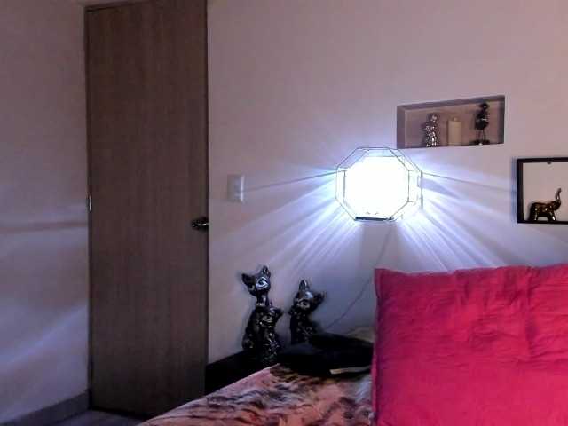 Live sex webcam photo for charlottemeyerr #277591536