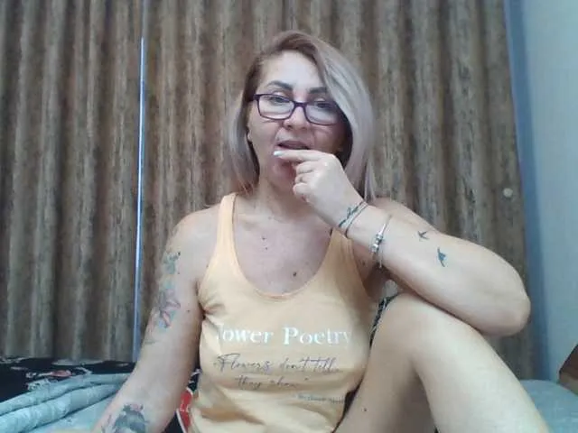 Live sex webcam photo for chaudeevely #290385162