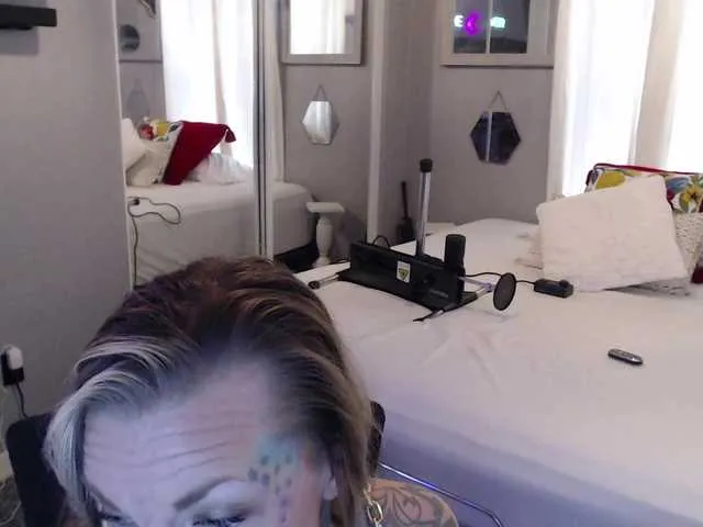 Live sex webcam photo for chelslynn2316 #290822199