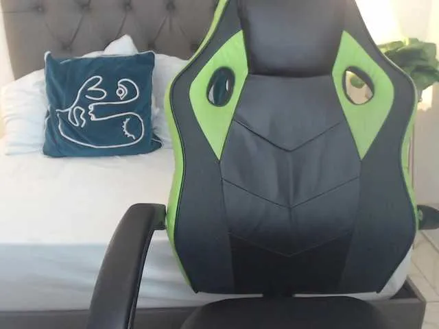 Live sex webcam photo for cherry-xoxo #277647060