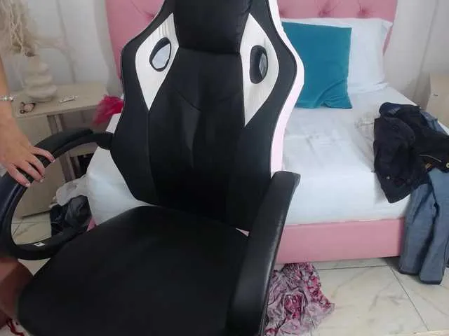 Live sex webcam photo for cherry-xoxo #277706768