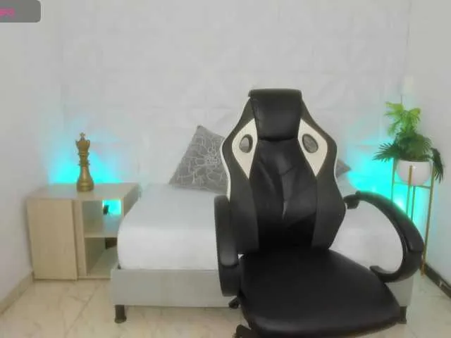 Live sex webcam photo for cherry-xoxo #277713543