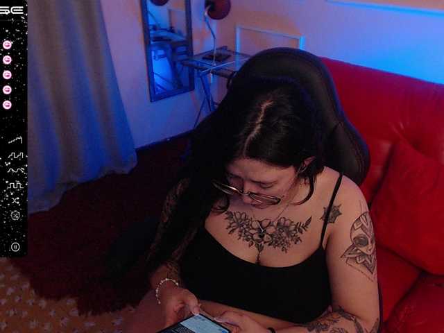 Live sex webcam photo for chloe-rosse #274612030