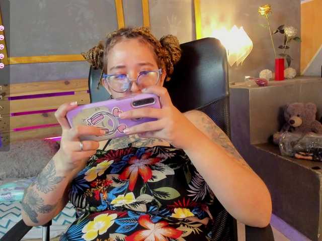 Live sex webcam photo for chloe-rosse #277950252