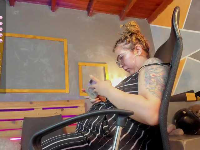 Live sex webcam photo for chloe-rosse #277977056