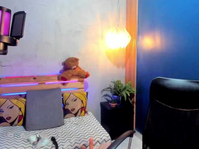 Live sex webcam photo for chloe-rosse #289489220