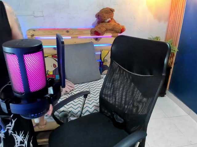 Live sex webcam photo for chloe-rosse #289578354