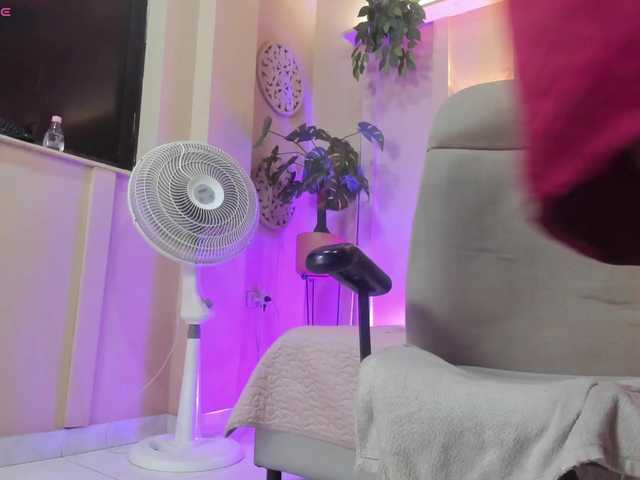 Live sex webcam photo for chloe-rosse #291763818