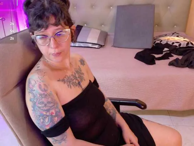 Live sex webcam photo for chloe-rosse #292193816