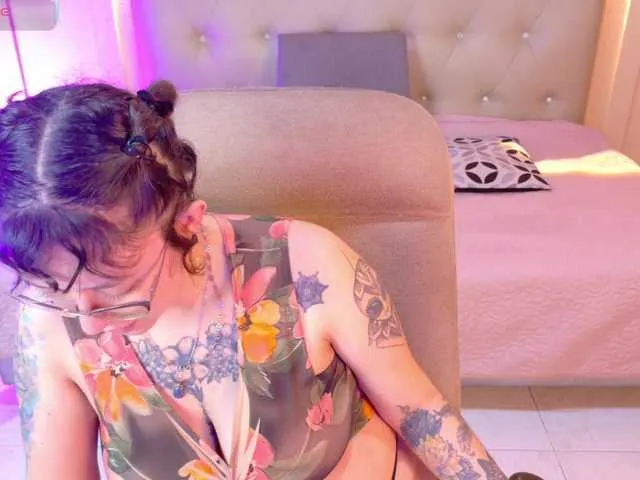 Live sex webcam photo for chloe-rosse #292266349