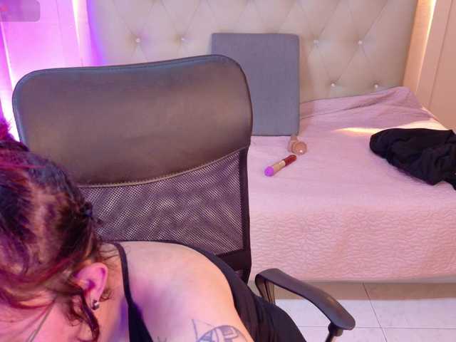 Live sex webcam photo for chloe-rosse #292406402