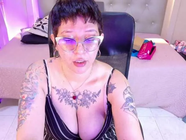 Live sex webcam photo for chloe-rosse #294148064