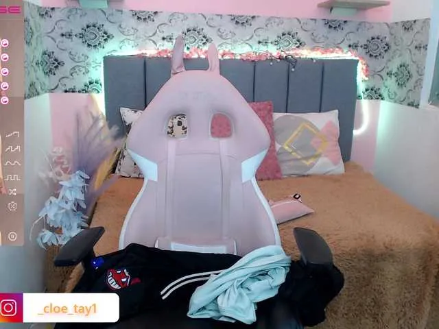 Live sex webcam photo for cloe-tay1 #275445866