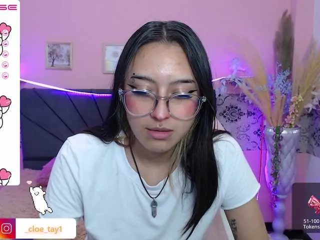 Live sex webcam photo for cloe-tay1 #275645377
