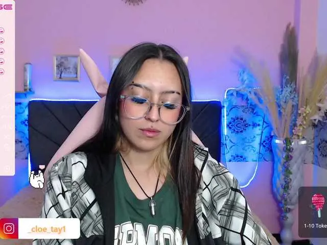 Live sex webcam photo for cloe-tay1 #275799306