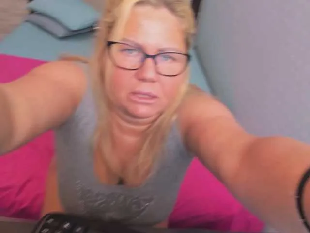 Live sex webcam photo for come2mom #272237176