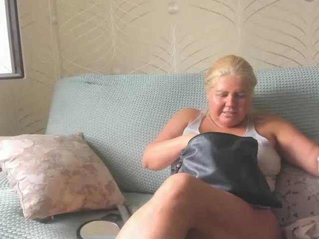 Live sex webcam photo for come2mom #273561657
