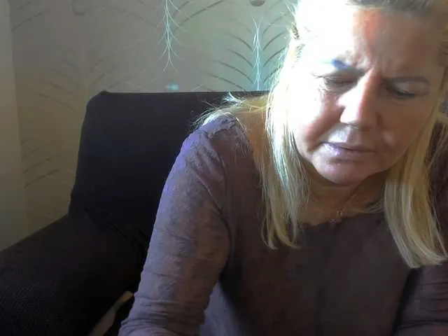 Live sex webcam photo for come2mom #276667658