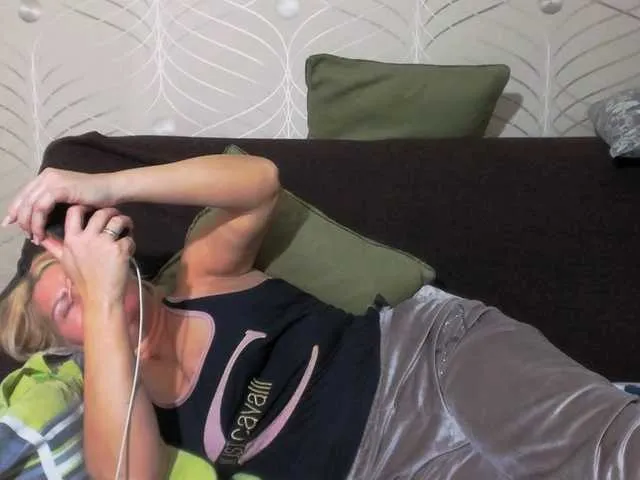 Live sex webcam photo for come2mom #277054640