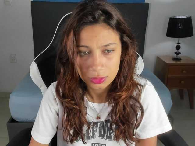 Live sex webcam photo for cora-22 #291479726