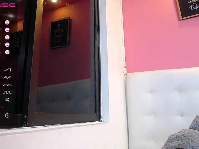 Live sex webcam photo for curvyandsexyy #275617480