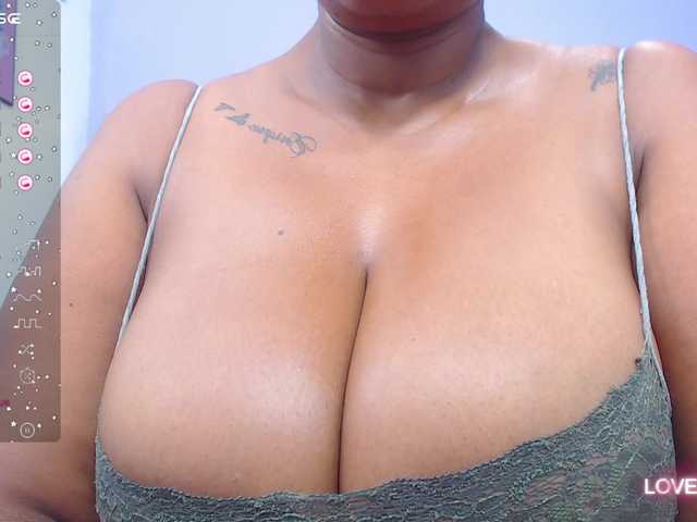 Live sex webcam photo for curvymommyy #277956957