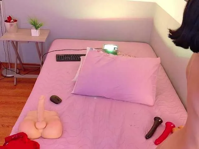 Live sex webcam photo for cutepetitee #292700779