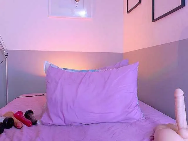 Live sex webcam photo for cutepetitee #293759609