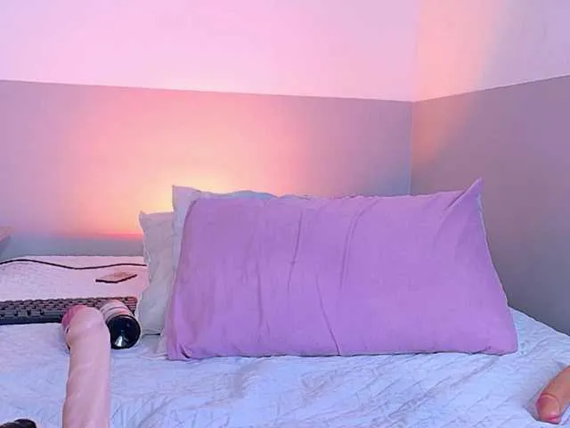 Live sex webcam photo for cutepetitee #293843439