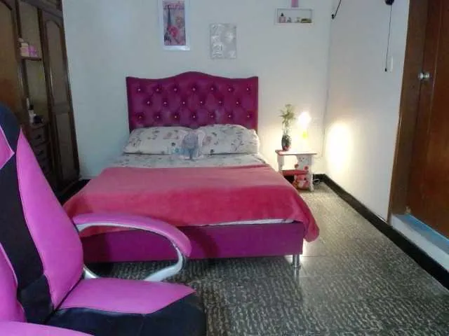 Live sex webcam photo for danielle-rose #290447895