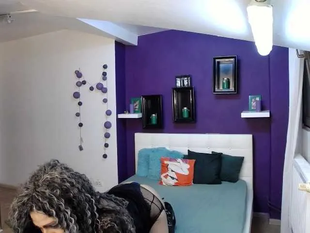 Live sex webcam photo for denychantall #274181566