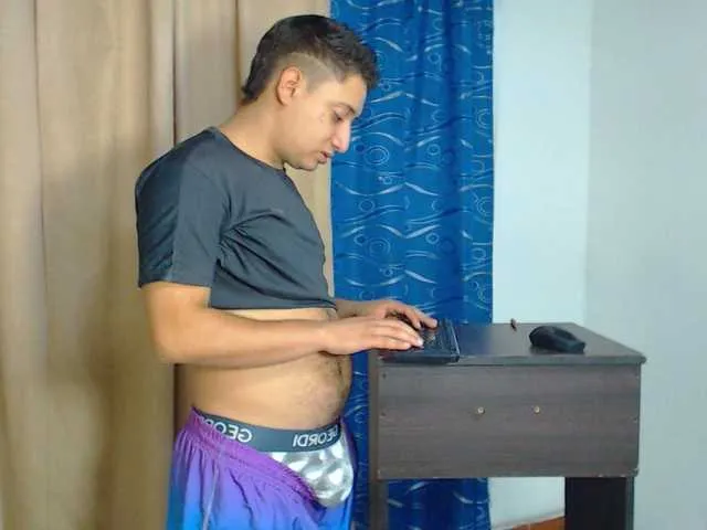 Live sex webcam photo for diegohairyman #290661090