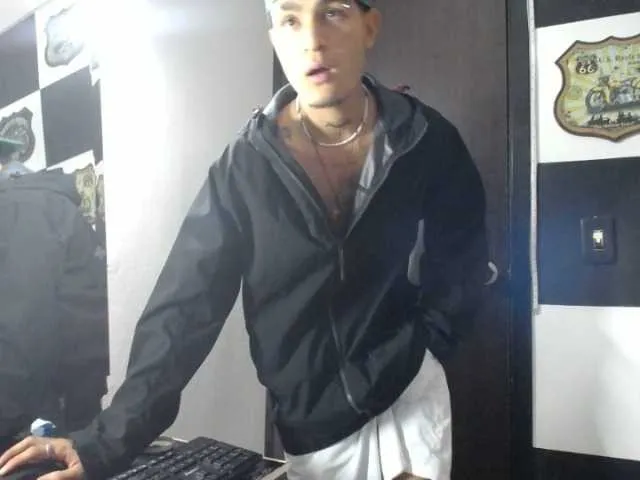 Live sex webcam photo for diegohottsex #275910169