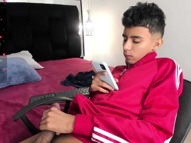 Live sex webcam photo for dikey-62 #278289376