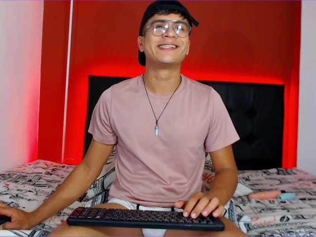 Live sex webcam photo for eiden-allenx1 #273344151