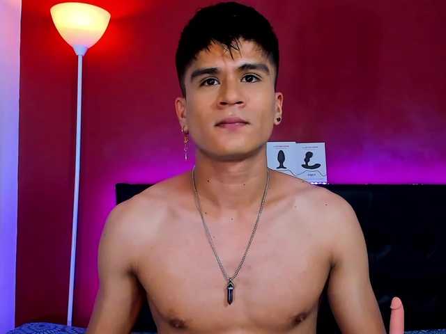 Live sex webcam photo for eiden-allenx1 #275533262