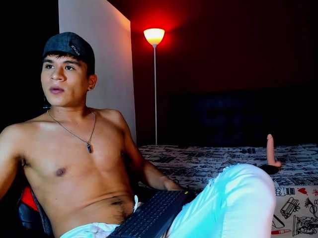 Live sex webcam photo for eiden-allenx1 #275706122