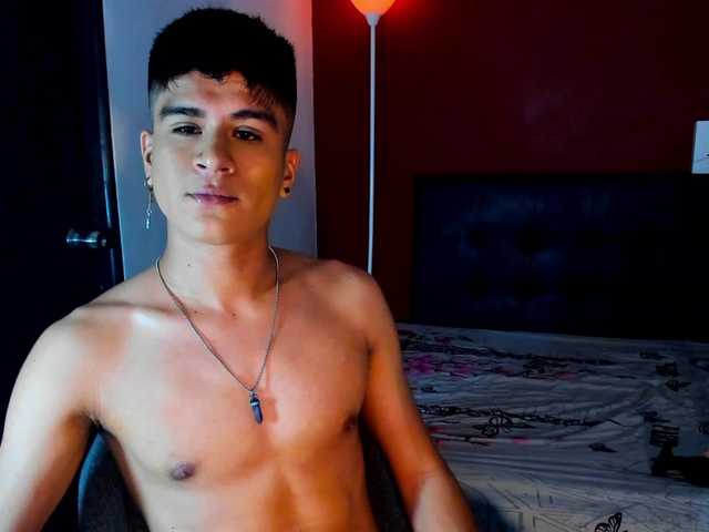 Live sex webcam photo for eiden-allenx1 #276176684