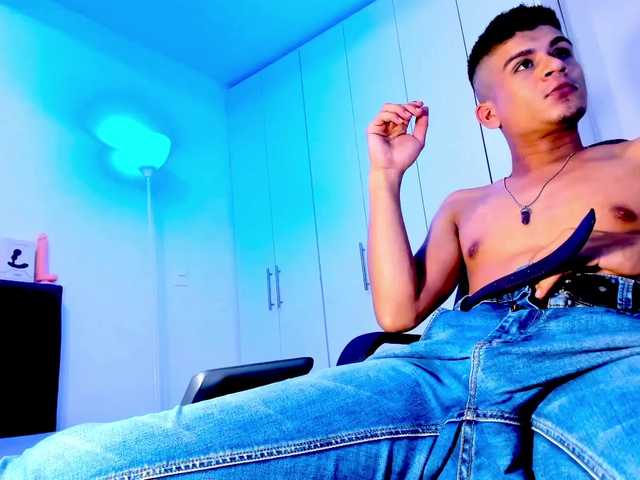 Live sex webcam photo for eiden-allenx1 #277378725