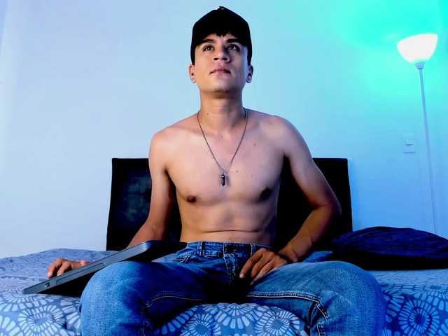 Live sex webcam photo for eiden-allenx1 #278179614