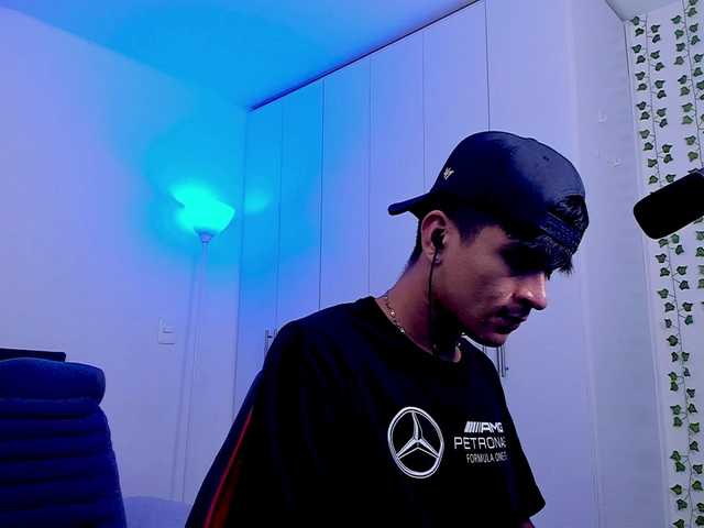 Live sex webcam photo for eiden-allenx1 #290444400