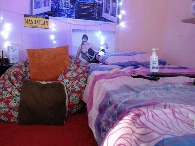 Live sex webcam photo for elektrasex18 #272365459