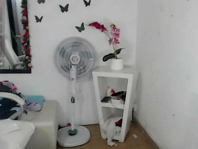 Live sex webcam photo for elly-willis #291794419