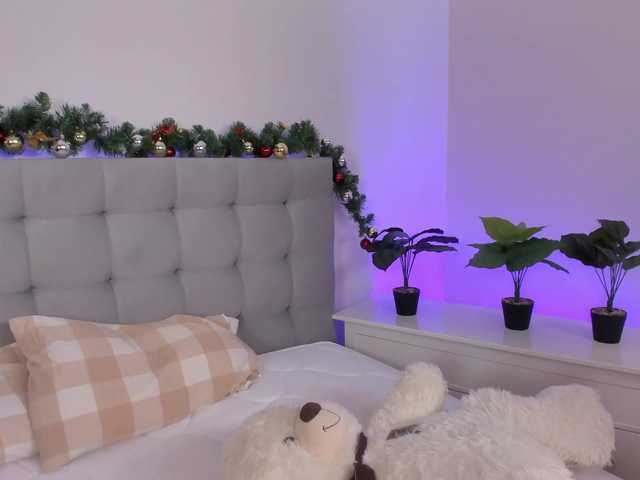 Live sex webcam photo for emilia-edwrds #271941993