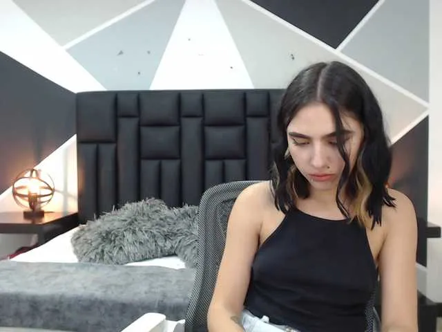 Live sex webcam photo for emiliapons #275591159