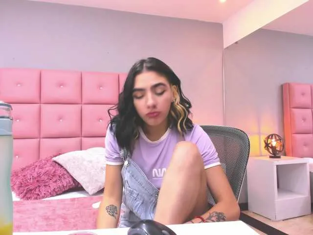 Live sex webcam photo for emiliapons #275694660