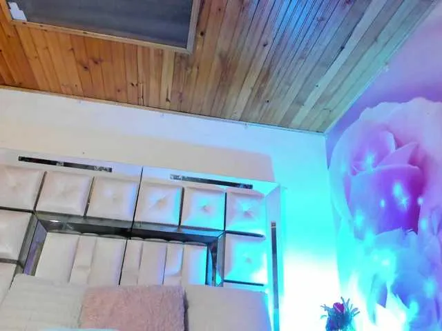 Live sex webcam photo for emiliclark #290777984