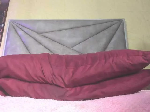 Live sex webcam photo for emiliclark #291170583