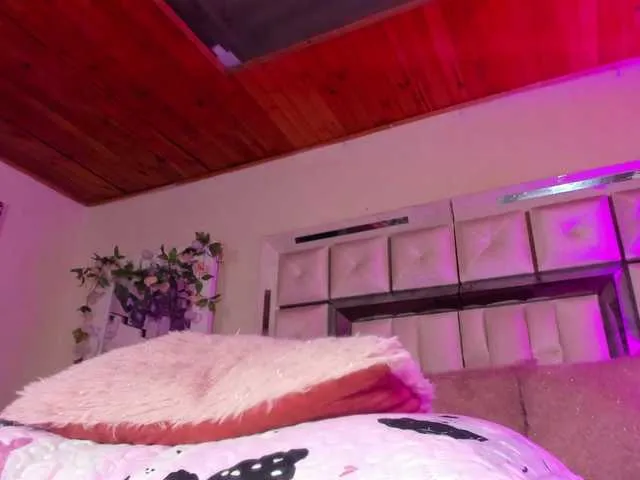 Live sex webcam photo for emiliclark #291719187